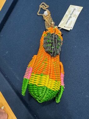 Tommy Bahama wicker Colorful Parrot purse w/ removable chain strap. Fully lined